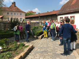 Informationen am Kräutergarten vor dem alten Schloss