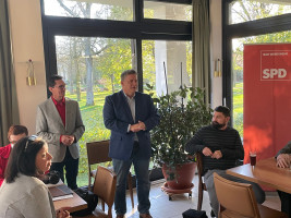 SPD-Bundestagsabgeordneter Carsten Träger berichtete von der Arbeit der Ampel-Koalition, links neben ihm SPD-Ortsvereinsvorsitzender Siegfried Göttfert.