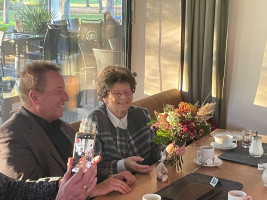 Ronald Reichenberg freut sich mit Anni Seiler über deren Auszeichnung für 50 Jahre Mitgliedschaft